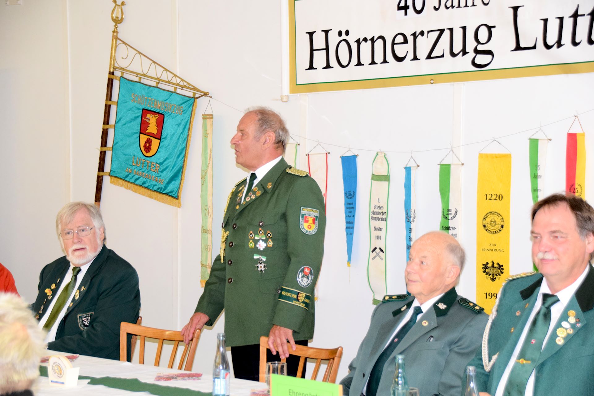 Musikzugleiter Hans-Jürgen Künzel eröffnet die Feierstunde (v.l.n.r: Landesmusikleiter Hermann Buchholz, Hans-Jürgen Künzel, Rolf Pahl und Kreisvorsitzender Axel Ambrosy)